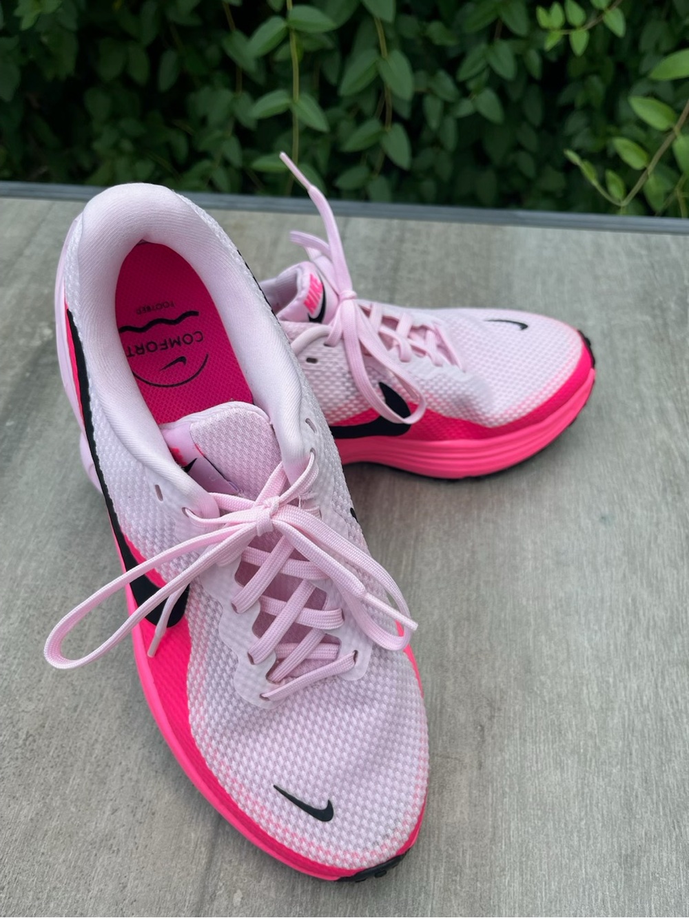 Nike Women’s Pink and Black Running Sneakers - Picture 9 of 10